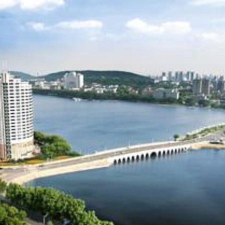 Hongyi Hotel Ухань Экстерьер фото