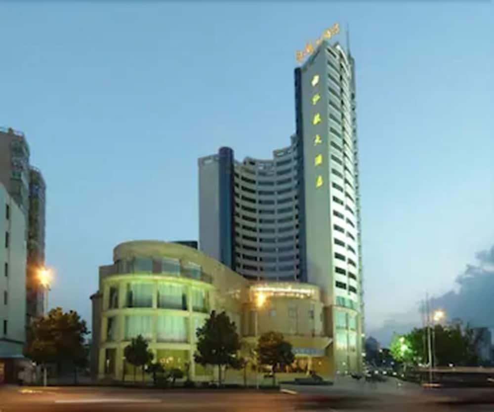 Hongyi Hotel Ухань Экстерьер фото